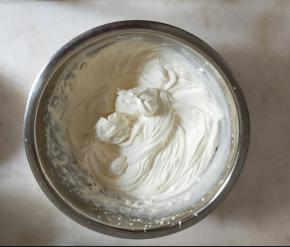 淡奶油加细砂糖打至裱花状态。