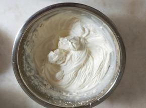淡奶油加细砂糖打至裱花状态。