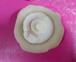 放入雪媚娘模具，中间挤一圈淡奶油。