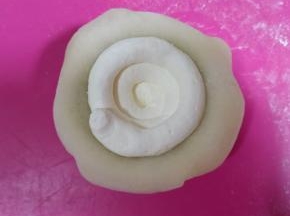 放入雪媚娘模具，中间挤一圈淡奶油。