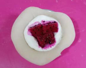 中间放入火龙果，再挤一圈奶油盖住火龙果。