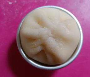 将剩余部分捏紧，收口。收口处抹少许熟糯米粉防粘。收口朝下。