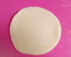 冷藏好的冰皮分成13份，洒上少许熟糯米粉防粘，擀成圆形。