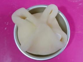提起四个角，对捏。