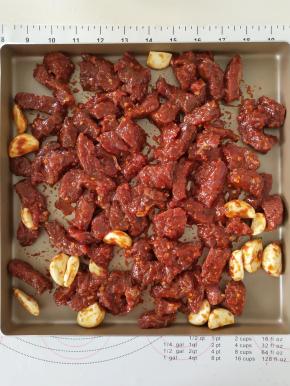 5、学厨9055烤盘放锡纸，刷适量橄榄油或者植物油，将牛肉铺在烤盘里。