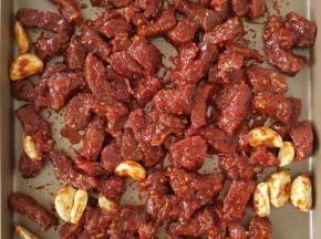 5、学厨9055烤盘放锡纸，刷适量橄榄油或者植物油，将牛肉铺在烤盘里。