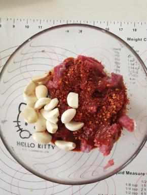 3、将所有调料及蒜头与牛肉混合用手抓匀。