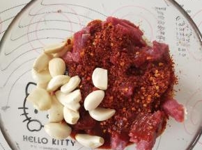 3、将所有调料及蒜头与牛肉混合用手抓匀。