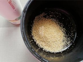 把白藜麦，粳米倒入电饭煲内胆中，淘洗下（藜麦会浮一些，淘洗注意下）。