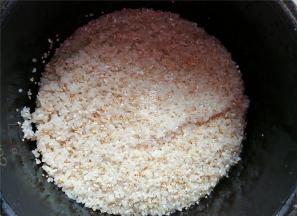 洗净后倒入适量清水，启动煮饭键即可。