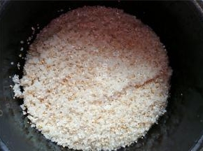 洗净后倒入适量清水，启动煮饭键即可。