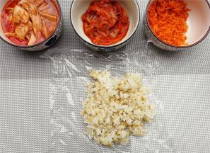 准备饭团的馅料（可按个人喜欢吃准备，个人推荐金枪鱼，超好吃）。