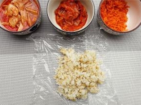 准备饭团的馅料（可按个人喜欢吃准备，个人推荐金枪鱼，超好吃）。