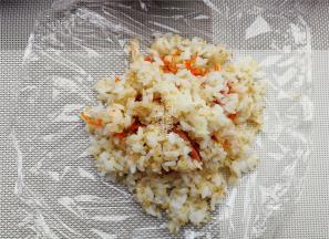 最后再取少许藜麦饭盖，保鲜膜收紧，攥成一个圆饭团球即可。