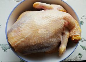 首先把鸡洗净，切掉头部和屁股备用（鸡的选择最好是1-2斤最合适）。