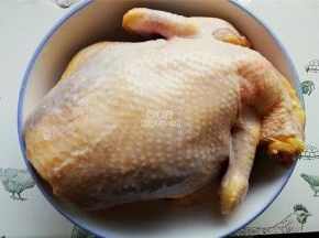 首先把鸡洗净，切掉头部和屁股备用（鸡的选择最好是1-2斤最合适）。