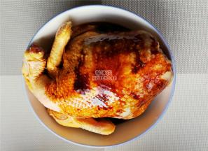 把蒸鱼豉油和生抽混合成半碗酱汁，倒入鸡中涂抹均匀。