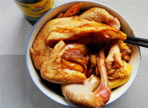 再倒入1勺蚝油混合均匀，把鸡浸泡在酱汁中。