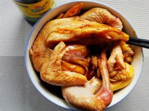 再倒入1勺蚝油混合均匀，把鸡浸泡在酱汁中。