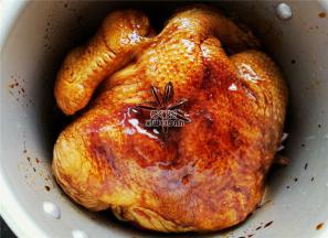 接着把浸泡中的鸡转移到锅中，把剩余的酱汁全部倒入锅中，八角桂皮放入。