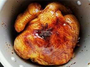 接着把浸泡中的鸡转移到锅中，把剩余的酱汁全部倒入锅中，八角桂皮放入。