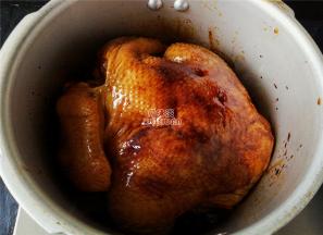 炖煮锅中冒小泡，加盖炖煮下，上气转小火炖煮上15分钟（根据材料量增减时间）。