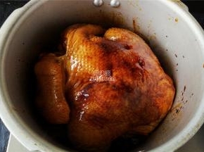 炖煮锅中冒小泡，加盖炖煮下，上气转小火炖煮上15分钟（根据材料量增减时间）。