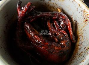 关火放气后，打开盖子给鸡翻个身，让酱汁上色均匀即可，装盘切块就可食用了。