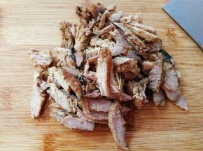 首先你要做一份红烧大排，其余你可以配饭吃掉，留一块切碎炒饭用。