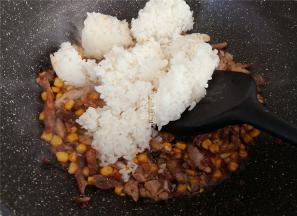 再把米饭倒入翻炒，要把米饭炒制松散，无结块，粒粒有光泽。