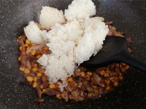 再把米饭倒入翻炒，要把米饭炒制松散，无结块，粒粒有光泽。
