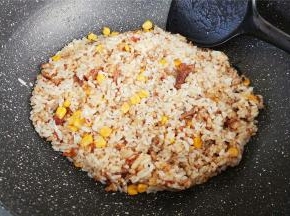 米饭都翻炒几边，这样出来的炒饭干香松散，每口米饭里都有大排肉，吃的超满足。