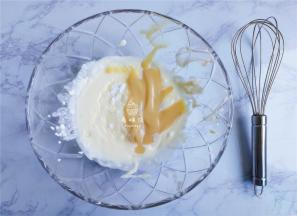 首先备个干净的料理盆，倒入淡奶油，炼乳，糖粉，混合搅拌均匀。