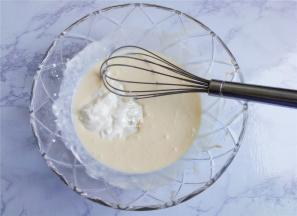 再把酸奶倒入盆中继续混合均匀，成为浓稠的雪糕液。