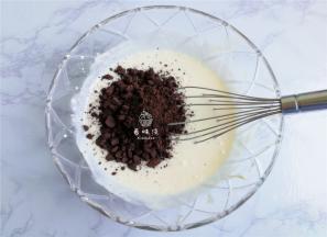 把奥利奥饼干（无夹心）压的细碎，倒入液体中搅拌均匀。