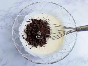 把奥利奥饼干（无夹心）压的细碎，倒入液体中搅拌均匀。