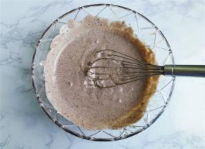 让奥利奥饼干充分溶解在液体，只留下少量的饼干碎即可。