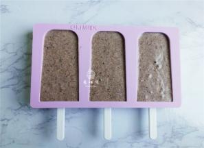 把混合好的液体装入雪糕模具中，放入冰箱冷冻一夜可食用。