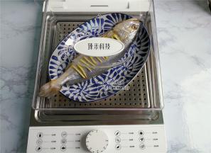 把黄鱼上锅蒸制，我用的是电蒸锅，要提前给水箱装入纯净水。