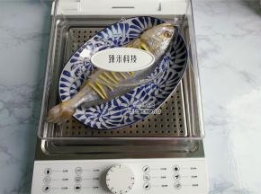 把黄鱼上锅蒸制，我用的是电蒸锅，要提前给水箱装入纯净水。