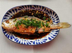 把小葱切成葱花，铺在黄鱼身上，建议葱花多点特别香。