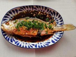 把小葱切成葱花，铺在黄鱼身上，建议葱花多点特别香。