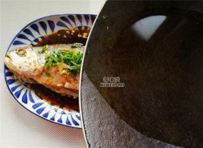 最后热锅倒入食用油，烧制冒点热烟关火，浇入鱼身的葱花上，刺啦刺啦。