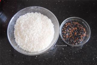 准备好大米和黑红米，因为上次煮八宝粥把黑红米混合了，两种在一起吃起来其实也很不错，想要柔软的那就少放些黑米红米，提前3小时浸泡，煮的时候口感才会好哦~