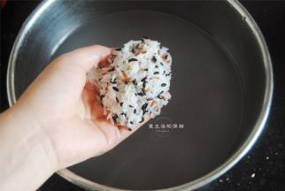将黑红米和大米淘洗2次沥干水。