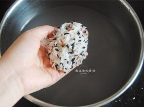 将黑红米和大米淘洗2次沥干水。