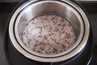 放入电饭锅内胆里，加入清水，注意了，水的高度不要超过米上端1cm，这也是能煮出螃蟹洞饭的关键哦。