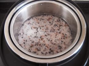 放入电饭锅内胆里，加入清水，注意了，水的高度不要超过米上端1cm，这也是能煮出螃蟹洞饭的关键哦。