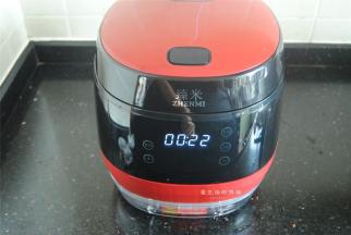 盖上臻米电饭锅的盖子，启动煮饭键，用时22分钟即可完成。