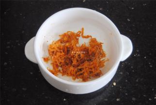 煮好的米饭稍稍放凉，将寿司醋和盐拌入。